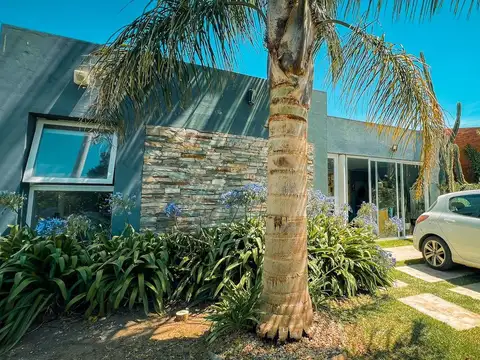 VENTA CASA 2 AMBIENTES CON JARDIN LOS ACANTILADOS