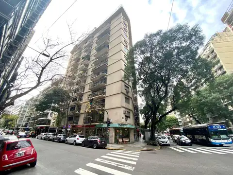 Av. Las Heras  3893 esq. Rep. Árabe Siria. 5 Ambientes muy luminosos, balcón. Cochera y Vig. 24 hs.! 135 m2