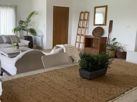 Casa en Alquiler con 3 cocheras