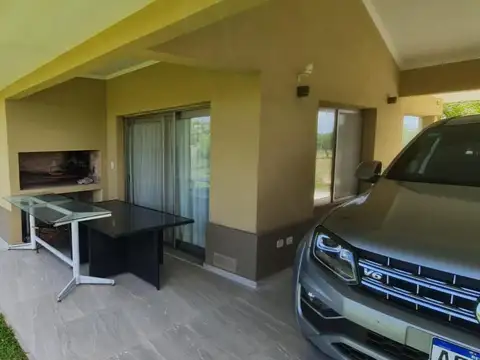 Casa en Venta con 4 cocheras