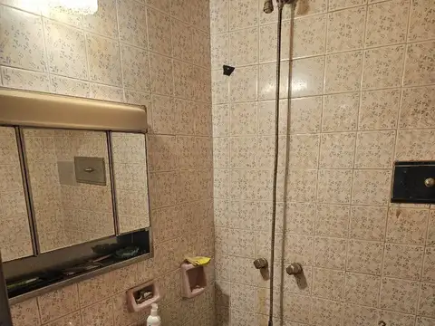 Casa de 5 ambientes en 2 plantas + terraza sobre lote propio de 10 x 23 con parque y quincho 