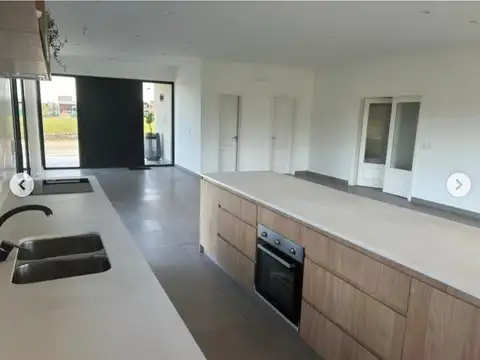 Casa en venta - 2 Dormitorios 3 Baños - Longchamps