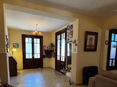 Casa 4 ambientes con 2 baños