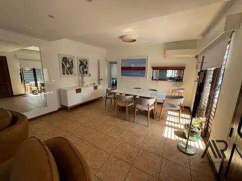 Casa 9 ambientes con 2 baños