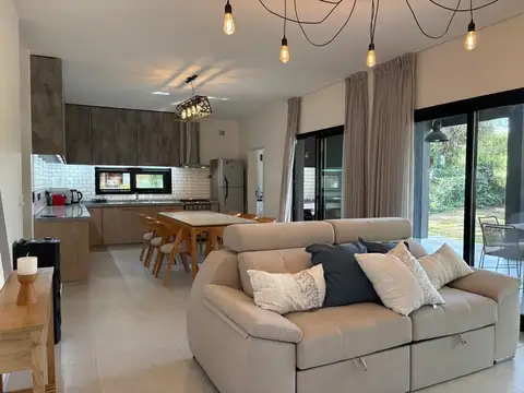 Casa en Alquiler en El Bosque, USD 1.500