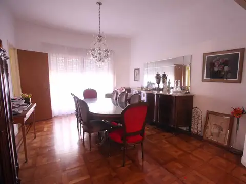 Casa 6 ambientes con 2 baños