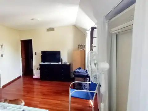 Triplex 6 amb con parque piscina, 2 cocheras y dependencia de servicio