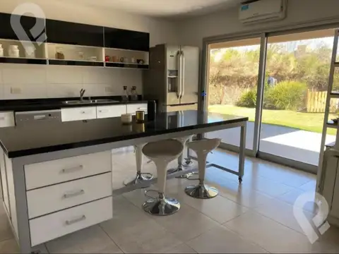 Casa 6 ambientes con 3 baños