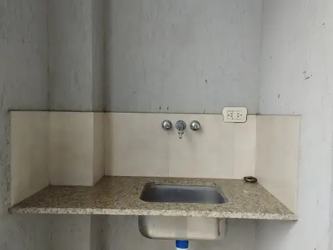 7 entre 83 y 84 1 dormitorio con placard, ampio living comedor cocina,  balcón y cochera. Alquilado