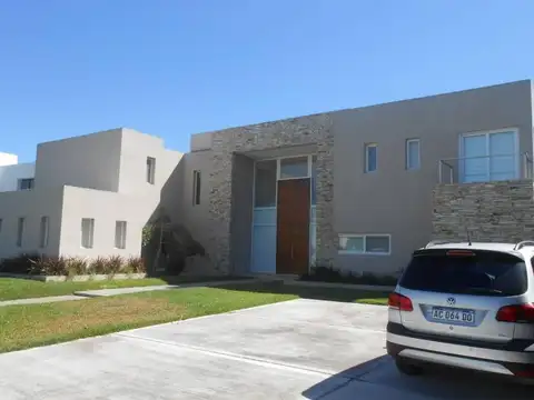 Casa 8 ambientes con 7 baños