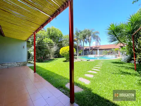 Casa en Venta con 4 cocheras