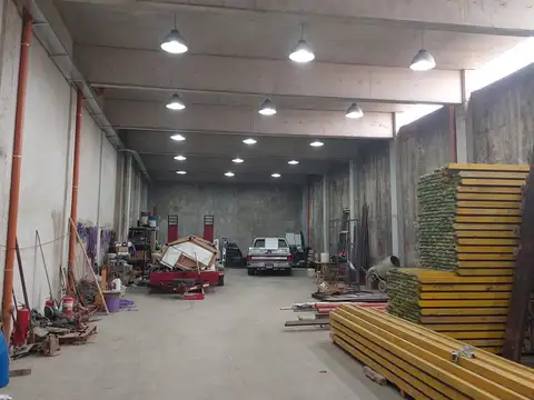 Venta en Bloque Galpón - Depósito San Justo  Excelente ubicación. 6 deptos en Planta Alta