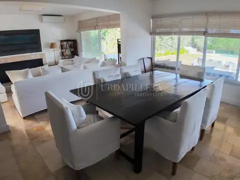 Casa en venta ubicada sobre parque central en Las Liebres Pilar