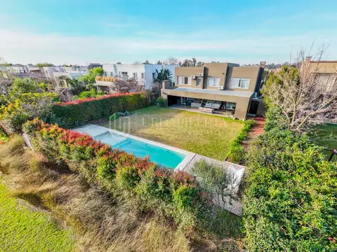 Casa en venta ubicada sobre parque central en Las Liebres Pilar