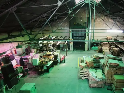 GALPÓN - en Alquiler- 2 Plantas- oficinas - Monta carga  *Varios Rubros* Entrada de Camión-