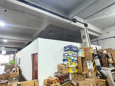 DEPÓSITO EN ALQUILER- 2 PLANTAS + OFICINAS - TIENE MONTACARGA E INGRESO DE CAMIÓN O VARIOS AUTOS - VARIOS RUBROS -