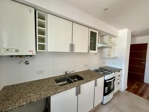 Departamento en Venta, 2 ambientes, balcón al frente con parrilla. Pleno Centro Zarate