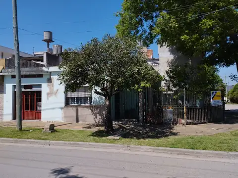 Casa 3 Ambientes con Local/Cochera en Venta - Castelar Sur