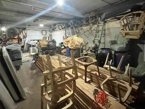 Galpón con departamento 4 ambientes, quincho y terraza en venta en Ramos Mejía