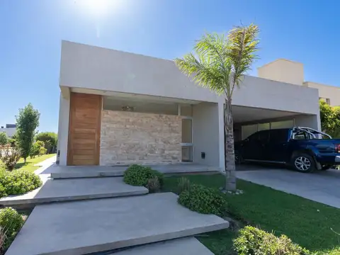 Avenida Fuerza Aerea 1400