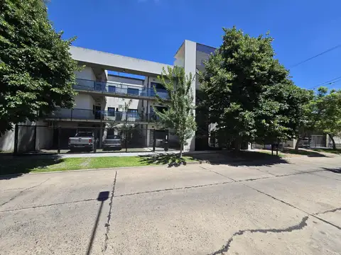 PATRICIO CULLEN al 6900 (esq. O. BONEO) con alarma sobre ingresos  e iluminacion