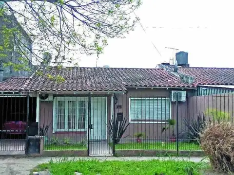 Venta de casa de 3 ambientes con Fondo