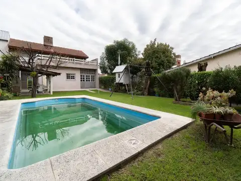VENTA DE CASA 4 AMB. EN VILLA TESEI APTO CREDITO
