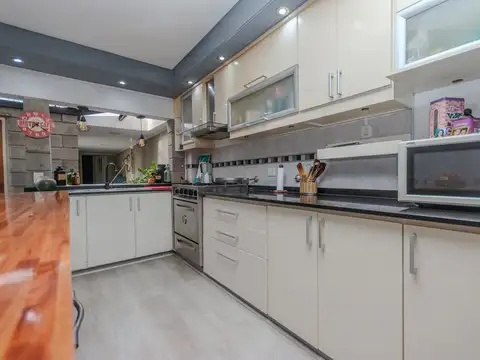 VENTA CASA 5 AMBIENTES HURLINGHAM PERMUTA