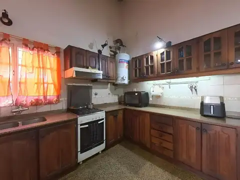 Casa 4 ambientes con 2 baños