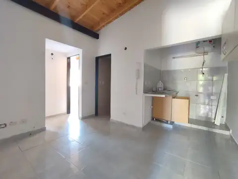 Departamento 3 ambientes. Segundo piso por escalera.