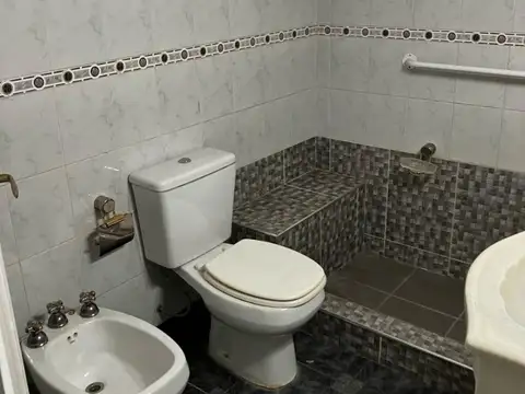 Casa 5 ambientes con 2 baños