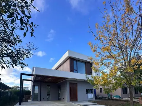 Casa 6 ambientes con 3 baños