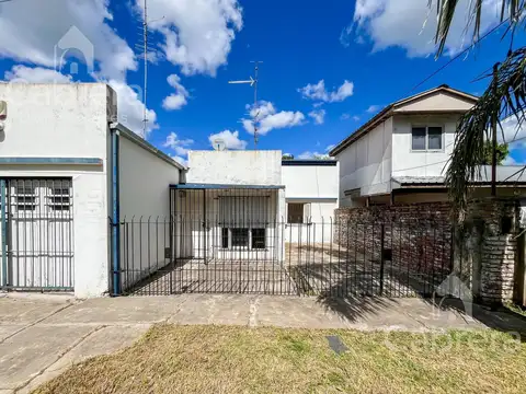 Casa en Venta de 3 dormitorios patio y cochera, en La Plata