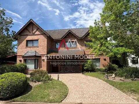 Casa en Alquiler con 2 cocheras