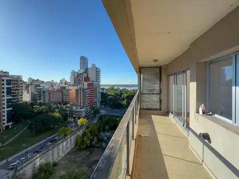 Monoambiente en alquiler, division dormitorio, vista parcial rio, barrio Martin