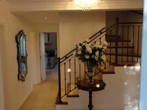 ESPECTACULAR CASA EN HARAS DEL SUR II. 3000M2 DE LOTE + 500M2 CUBIERTOS