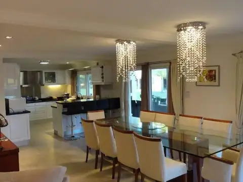 Casa en Venta con 2 cocheras