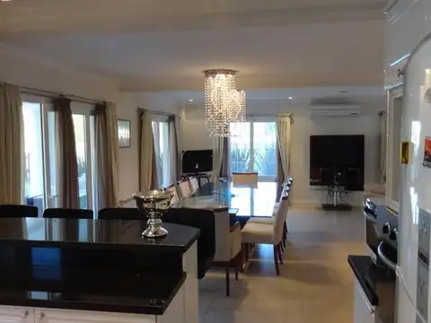 Casa 10 ambientes con 8 baños