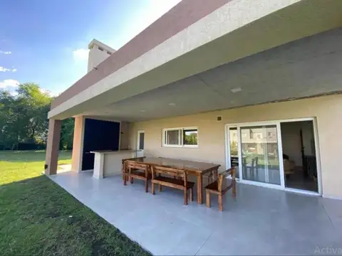 Casa 5 ambientes con 4 baños