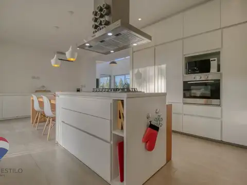 Casa 13 ambientes con 3 baños