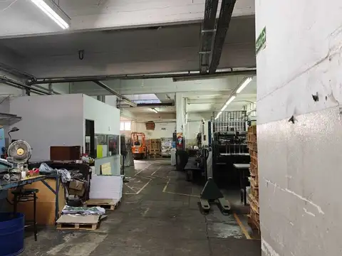 VENTA Depósito/ Galpón en Mataderos + 1300m2 cub