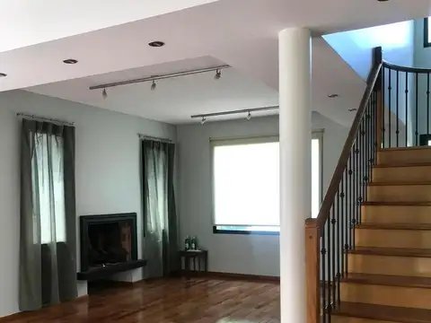 CASA EN VENTA EN BARRIO SEPTIEMBRE CUATRO DORMITORIOS