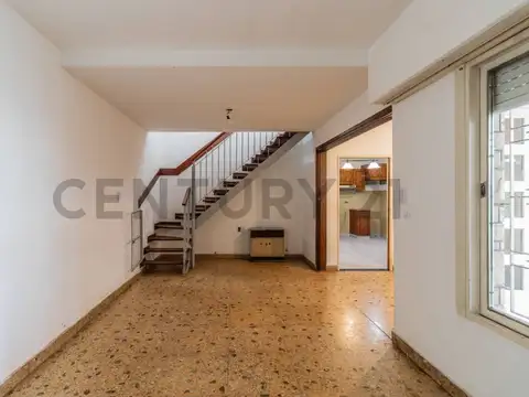 PH 4  AMBIENTES EN DOS PLANTAS EN HAEDO CON COCHERA -BARRIO GUEMES -OPORTUNIDAD