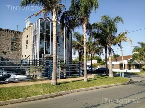 Alquiler oficinas y fábrica con monta carga y playa de estacionamiento en Ituzaingó.