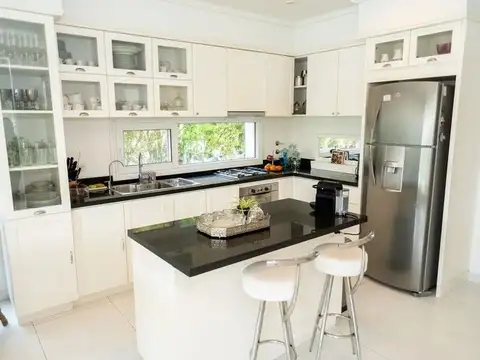 Casa - Venta - Argentina, Quilmes - Av. Caseros 1600