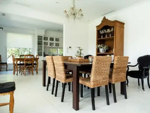 Casa 6 ambientes con 4 baños
