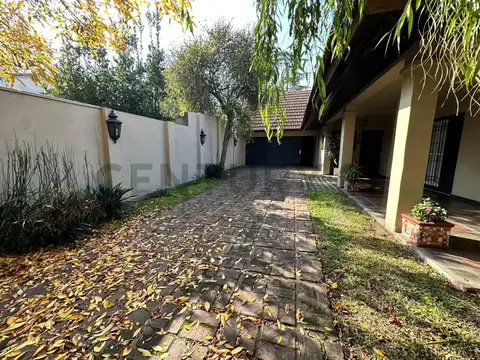 VENTA CASA CHALET CASTELAR  4 AMBIENTES ACEPTA PERMUTA