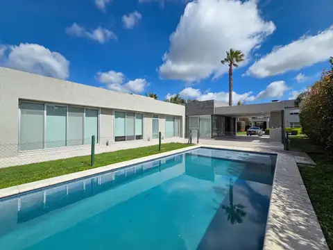 CASA DE 2 DORMITORIOS CON PILETA EN ALQUILER EN MIRAFLORES-FUNES HILLS