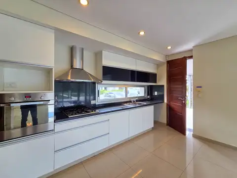 Casa en Alquiler con 2 cocheras