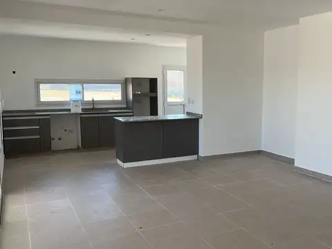 CASA EN VENTA CON FONDO A LA LAGUNA! EN ING. MASCHWITZ ! A ESTRENAR! CON PISCINA